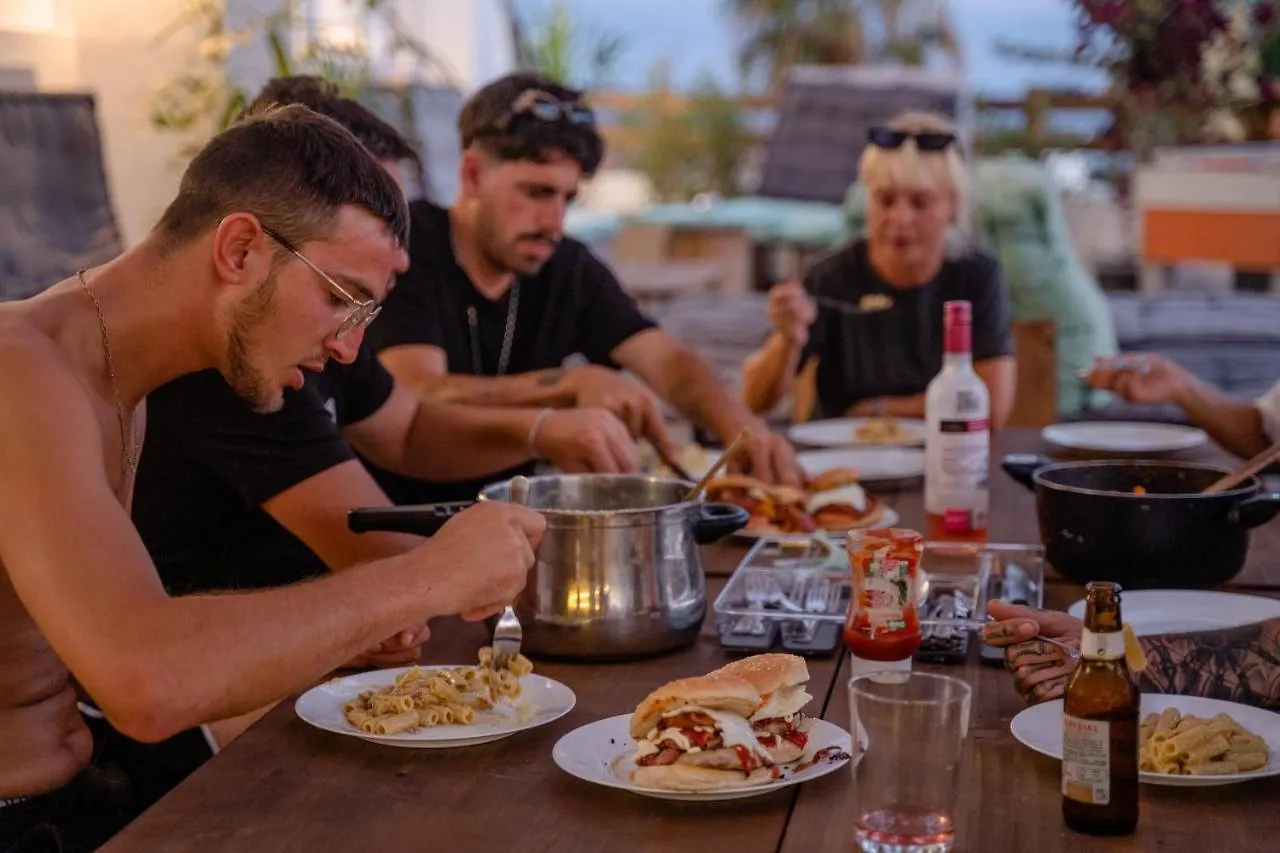 بيت شباب Ocean Nomads Coworking أرونا